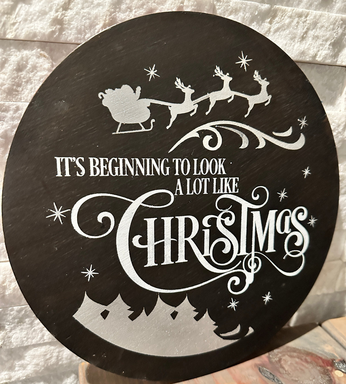 It's Beginning to Look A Lot Like Christmas Round Design P03099