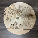 Wooden round decoration with 'Merry Beach Mas' text, palm tree, and presents on a wooden background.