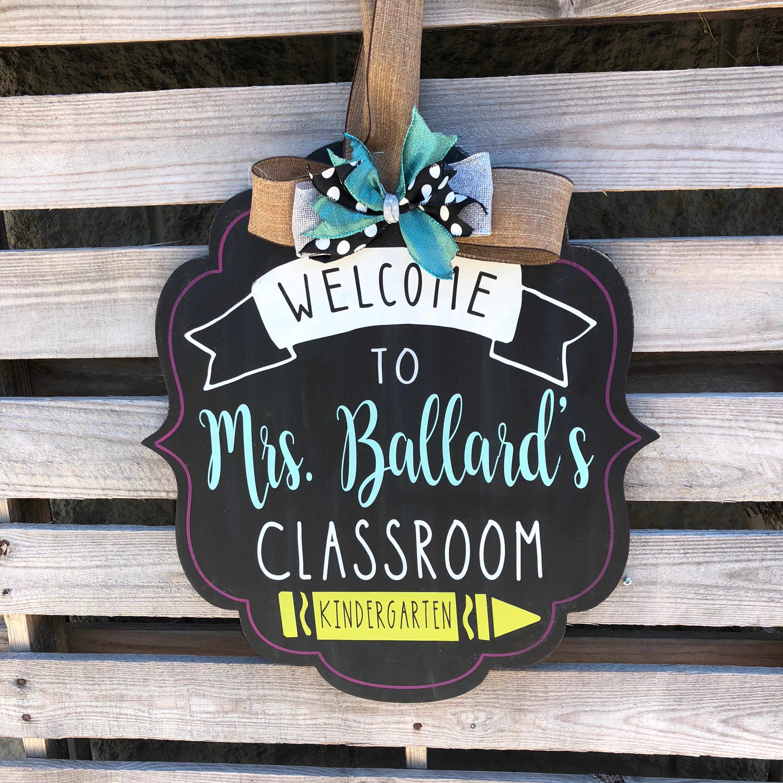 CLASSROOM WELCOME PERSONALIZED BRACKET: DOOR HANGER DESIGN - Paisley Grace Makery